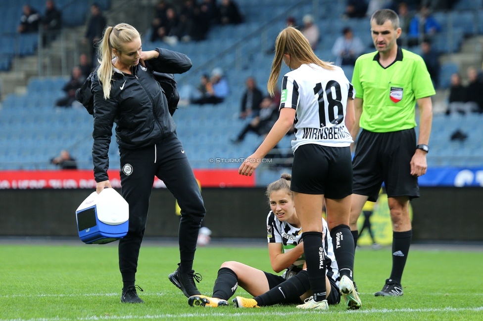 Sturm Damen - Austria Wien
OEFB Frauen Bundesliga, 4. Runde, SK Sturm Graz Damen - FK Austria Wien, Stadion Liebenau Graz, 25.09.2022. 

Foto zeigt Anna Maria Wirnsberger (Sturm Damen), Carmen Schauer (Betreuerin Sturm Damen) und Julia Magerl (Sturm Damen)
