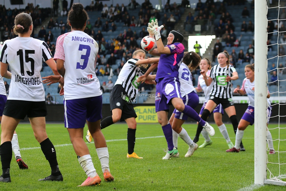 Sturm Damen - Austria Wien
OEFB Frauen Bundesliga, 4. Runde, SK Sturm Graz Damen - FK Austria Wien, Stadion Liebenau Graz, 25.09.2022. 

Foto zeigt Sophie Maierhofer (Sturm Damen) und Annabel Schasching (Sturm Damen)
