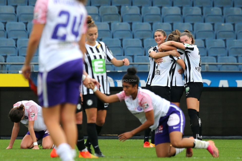 Sturm Damen - Austria Wien
OEFB Frauen Bundesliga, 4. Runde, SK Sturm Graz Damen - FK Austria Wien, Stadion Liebenau Graz, 25.09.2022. 

Foto zeigt Anna Malle (Sturm Damen), Julia Magerl (Sturm Damen) und Merle Kirschstein (Sturm Damen)
