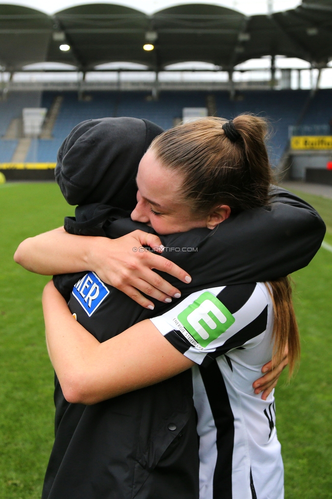 Sturm Damen - Austria Wien
OEFB Frauen Bundesliga, 4. Runde, SK Sturm Graz Damen - FK Austria Wien, Stadion Liebenau Graz, 25.09.2022. 

Foto zeigt Emily Cancienne (Assistenz Trainer Sturm Damen) und Merle Kirschstein (Sturm Damen)
