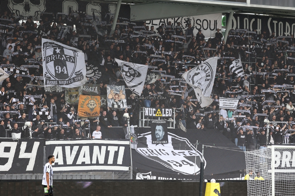 Sturm Graz - Tirol
Oesterreichische Fussball Bundesliga, 11. Runde, SK Sturm Graz - WSG Tirol, Stadion Liebenau Graz, 09.10.2022. 

Foto zeigt Fans von Sturm
Schlüsselwörter: schals brigata