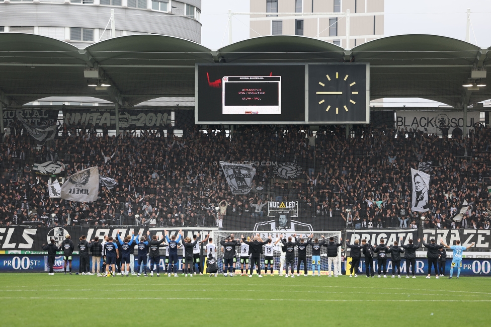 Sturm Graz - Tirol
Oesterreichische Fussball Bundesliga, 11. Runde, SK Sturm Graz - WSG Tirol, Stadion Liebenau Graz, 09.10.2022. 

Foto zeigt Fans von Sturm und die Mannschaft von Sturm
