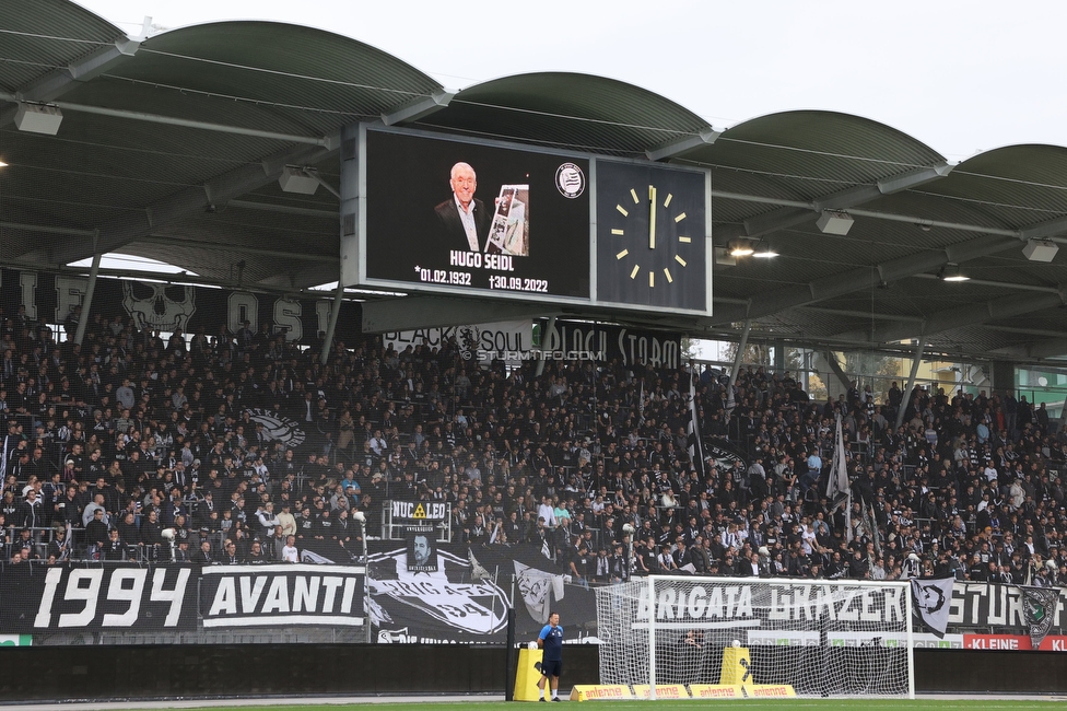 Sturm Graz - Tirol
Oesterreichische Fussball Bundesliga, 11. Runde, SK Sturm Graz - WSG Tirol, Stadion Liebenau Graz, 09.10.2022. 

Foto zeigt Fans von Sturm bei einer Trauerminute fuer Hugo Seidl
