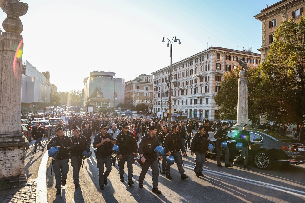 Lazio - Sturm Graz
UEFA Europa League Gruppenphase 4. Spieltag, SS Lazio - SK Sturm Graz, Stadio Olimpico Rom, 13.10.2022. 

Foto zeigt Fans von Sturm beim Corteo
