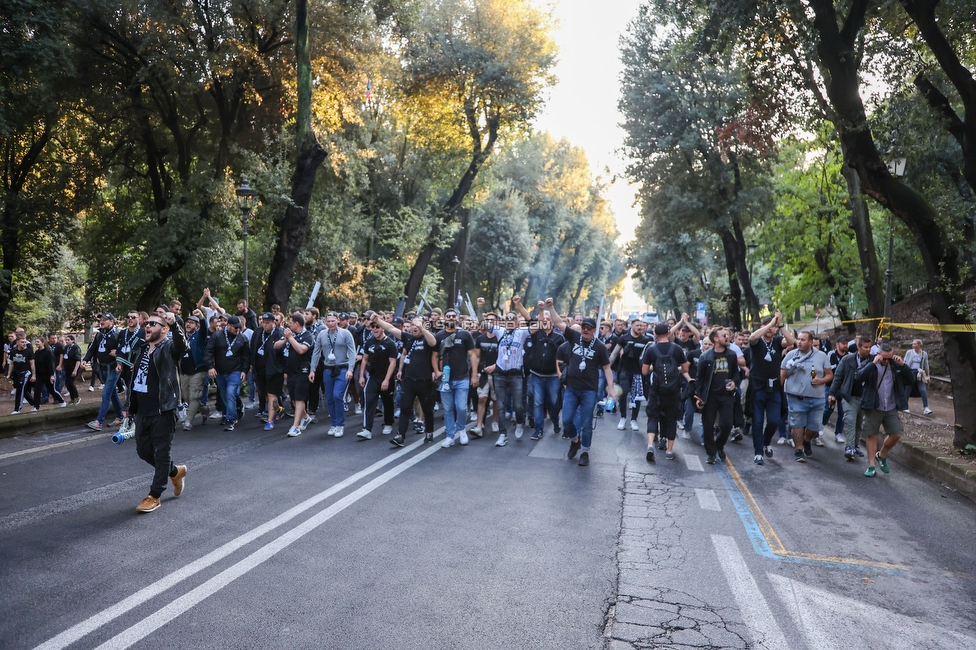 Lazio - Sturm Graz
UEFA Europa League Gruppenphase 4. Spieltag, SS Lazio - SK Sturm Graz, Stadio Olimpico Rom, 13.10.2022. 

Foto zeigt Fans von Sturm beim Corteo
