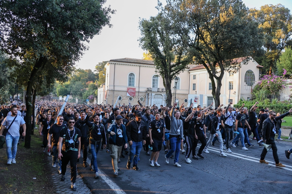 Lazio - Sturm Graz
UEFA Europa League Gruppenphase 4. Spieltag, SS Lazio - SK Sturm Graz, Stadio Olimpico Rom, 13.10.2022. 

Foto zeigt Fans von Sturm beim Corteo
