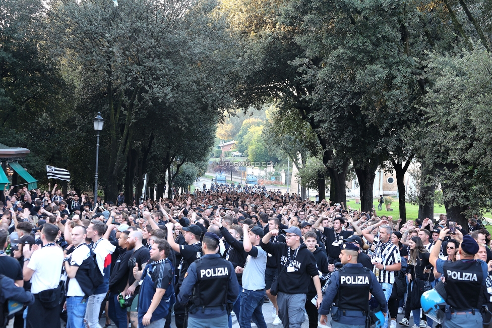 Lazio - Sturm Graz
UEFA Europa League Gruppenphase 4. Spieltag, SS Lazio - SK Sturm Graz, Stadio Olimpico Rom, 13.10.2022. 

Foto zeigt Fans von Sturm beim Corteo
