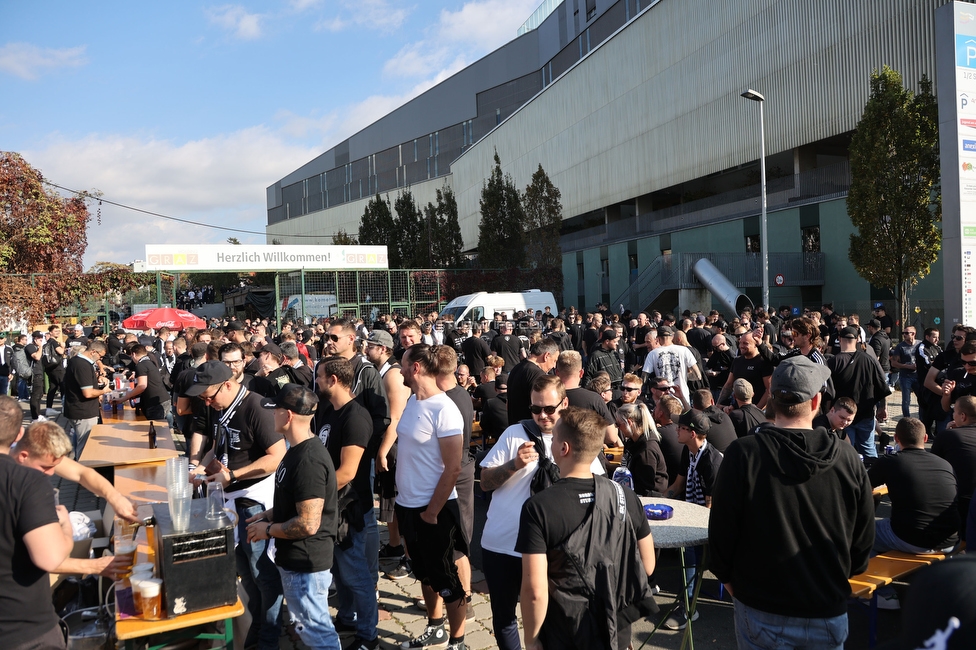 GAK - Sturm Graz
OEFB Cup, 3. Runde, Grazer AK 1902 - SK Sturm Graz, Stadion Liebenau Graz, 19.10.2022. 

Foto zeigt Fans von Sturm in der Gruabn
