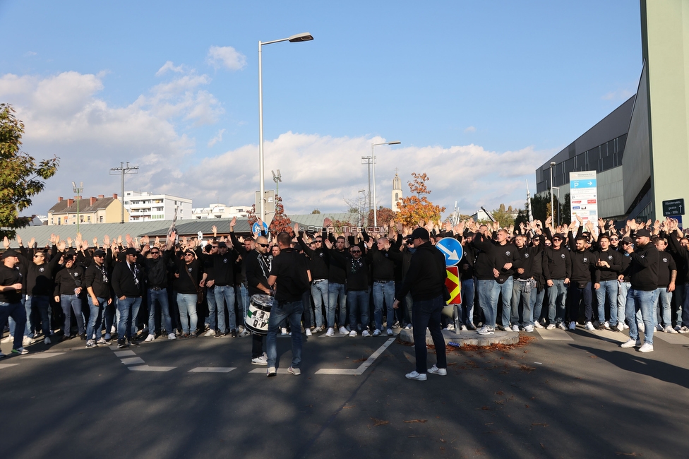 GAK - Sturm Graz
OEFB Cup, 3. Runde, Grazer AK 1902 - SK Sturm Graz, Stadion Liebenau Graz, 19.10.2022. 

Foto zeigt Fans von Sturm beim Corteo
