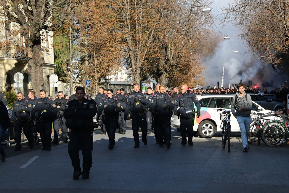 GAK - Sturm Graz
OEFB Cup, 3. Runde, Grazer AK 1902 - SK Sturm Graz, Stadion Liebenau Graz, 19.10.2022. 

Foto zeigt Fans von Sturm beim Corteo und Polizei
