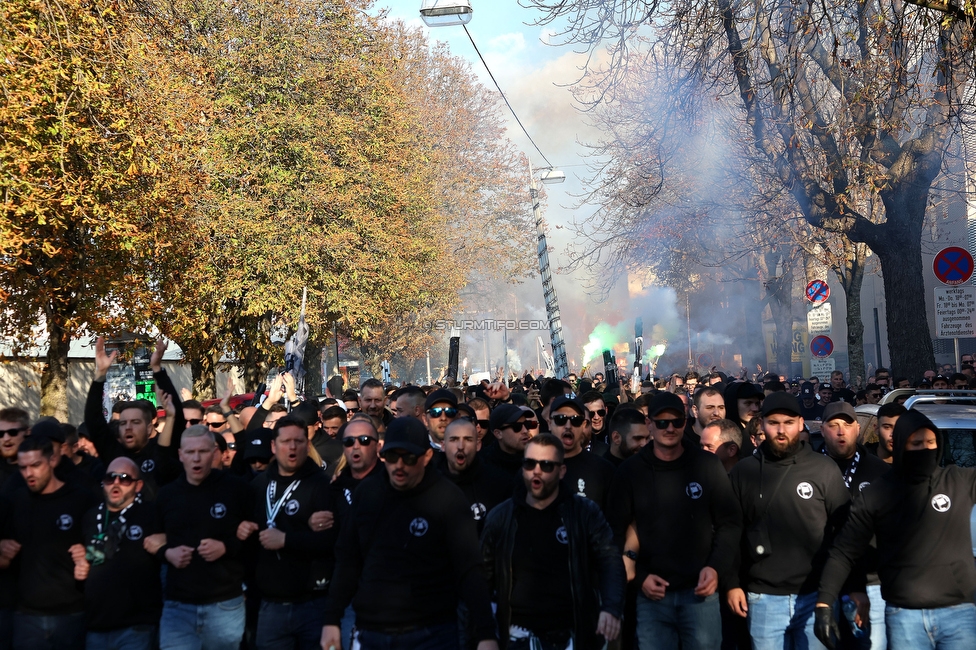 GAK - Sturm Graz
OEFB Cup, 3. Runde, Grazer AK 1902 - SK Sturm Graz, Stadion Liebenau Graz, 19.10.2022. 

Foto zeigt Fans von Sturm beim Corteo
