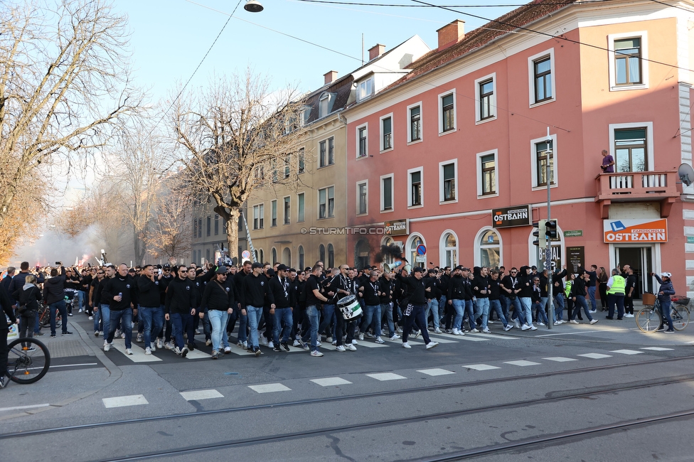 GAK - Sturm Graz
OEFB Cup, 3. Runde, Grazer AK 1902 - SK Sturm Graz, Stadion Liebenau Graz, 19.10.2022. 

Foto zeigt Fans von Sturm beim Corteo
