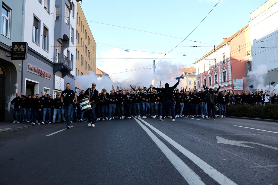 GAK - Sturm Graz
OEFB Cup, 3. Runde, Grazer AK 1902 - SK Sturm Graz, Stadion Liebenau Graz, 19.10.2022. 

Foto zeigt Fans von Sturm beim Corteo
