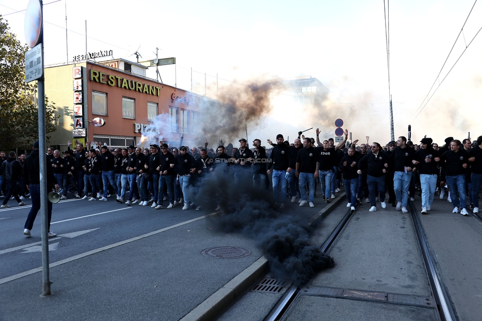 GAK - Sturm Graz
OEFB Cup, 3. Runde, Grazer AK 1902 - SK Sturm Graz, Stadion Liebenau Graz, 19.10.2022. 

Foto zeigt Fans von Sturm beim Corteo
