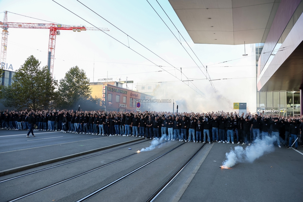 GAK - Sturm Graz
OEFB Cup, 3. Runde, Grazer AK 1902 - SK Sturm Graz, Stadion Liebenau Graz, 19.10.2022. 

Foto zeigt Fans von Sturm beim Corteo
