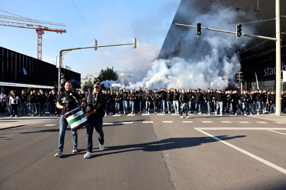 GAK - Sturm Graz
OEFB Cup, 3. Runde, Grazer AK 1902 - SK Sturm Graz, Stadion Liebenau Graz, 19.10.2022. 

Foto zeigt Fans von Sturm beim Corteo
