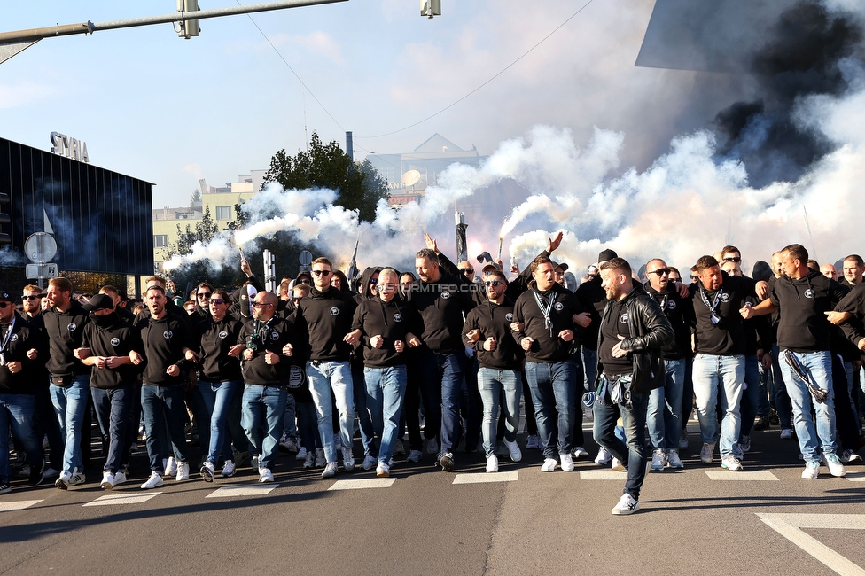 GAK - Sturm Graz
OEFB Cup, 3. Runde, Grazer AK 1902 - SK Sturm Graz, Stadion Liebenau Graz, 19.10.2022. 

Foto zeigt Fans von Sturm beim Corteo
