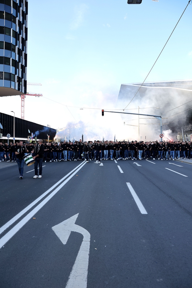 GAK - Sturm Graz
OEFB Cup, 3. Runde, Grazer AK 1902 - SK Sturm Graz, Stadion Liebenau Graz, 19.10.2022. 

Foto zeigt Fans von Sturm beim Corteo
