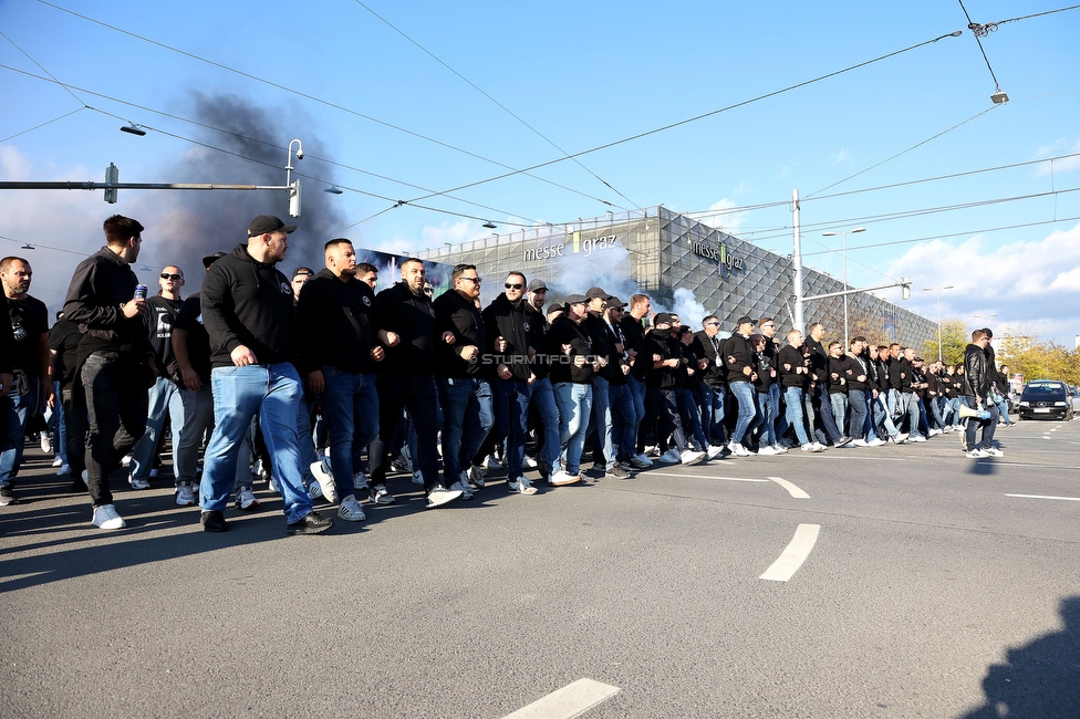 GAK - Sturm Graz
OEFB Cup, 3. Runde, Grazer AK 1902 - SK Sturm Graz, Stadion Liebenau Graz, 19.10.2022. 

Foto zeigt Fans von Sturm beim Corteo
