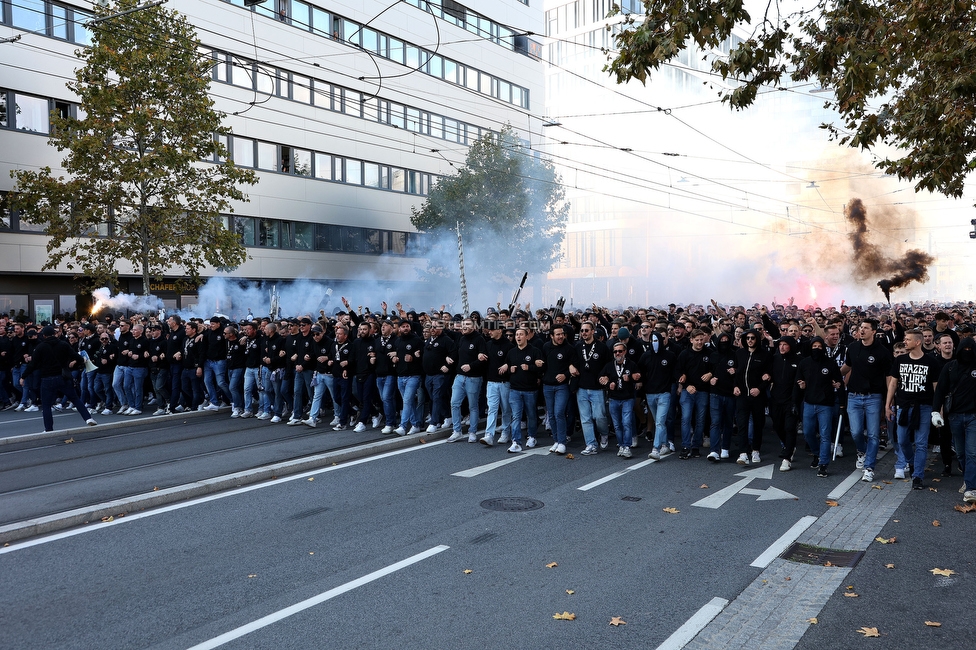 GAK - Sturm Graz
OEFB Cup, 3. Runde, Grazer AK 1902 - SK Sturm Graz, Stadion Liebenau Graz, 19.10.2022. 

Foto zeigt Fans von Sturm beim Corteo
