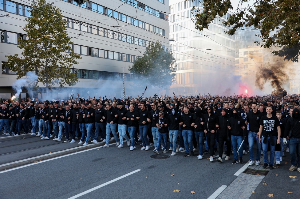 GAK - Sturm Graz
OEFB Cup, 3. Runde, Grazer AK 1902 - SK Sturm Graz, Stadion Liebenau Graz, 19.10.2022. 

Foto zeigt Fans von Sturm beim Corteo
