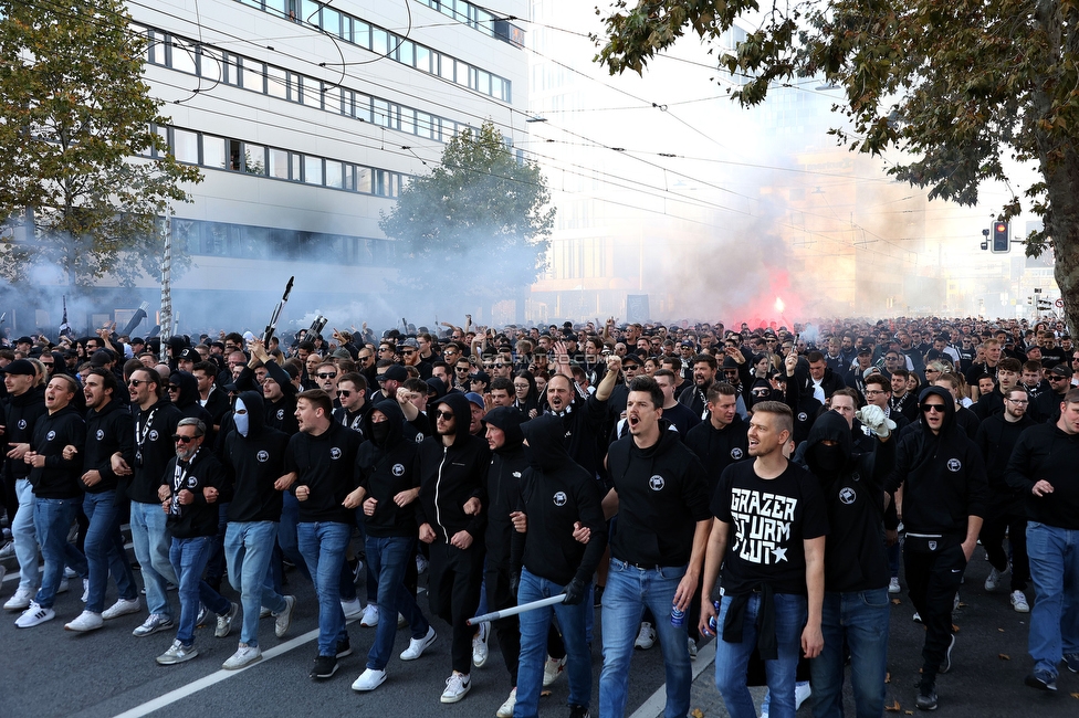 GAK - Sturm Graz
OEFB Cup, 3. Runde, Grazer AK 1902 - SK Sturm Graz, Stadion Liebenau Graz, 19.10.2022. 

Foto zeigt Fans von Sturm beim Corteo
