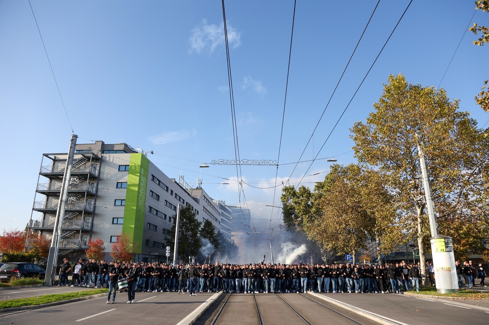 GAK - Sturm Graz
OEFB Cup, 3. Runde, Grazer AK 1902 - SK Sturm Graz, Stadion Liebenau Graz, 19.10.2022. 

Foto zeigt Fans von Sturm beim Corteo
