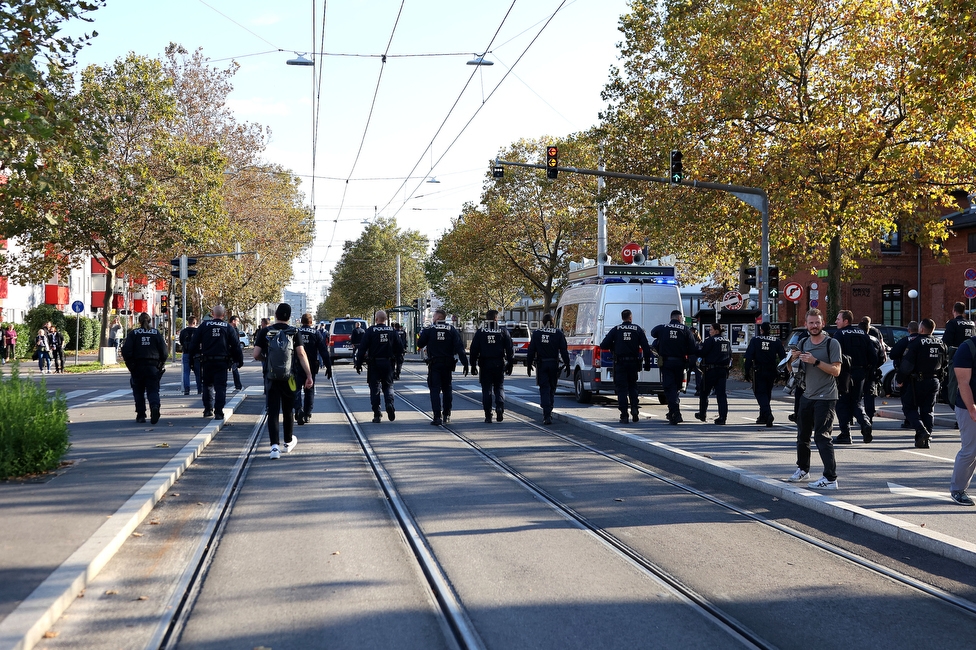 GAK - Sturm Graz
OEFB Cup, 3. Runde, Grazer AK 1902 - SK Sturm Graz, Stadion Liebenau Graz, 19.10.2022. 

Foto zeigt Fans von Sturm beim Corteo
