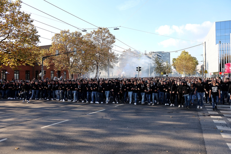 GAK - Sturm Graz
OEFB Cup, 3. Runde, Grazer AK 1902 - SK Sturm Graz, Stadion Liebenau Graz, 19.10.2022. 

Foto zeigt Fans von Sturm beim Corteo
