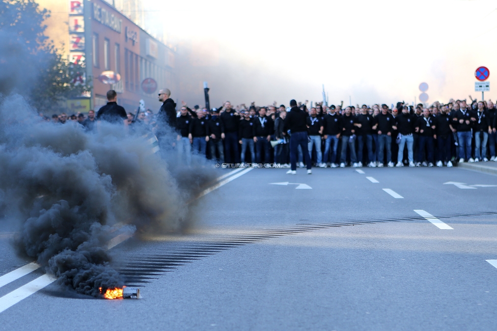 GAK - Sturm Graz
OEFB Cup, 3. Runde, Grazer AK 1902 - SK Sturm Graz, Stadion Liebenau Graz, 19.10.2022. 

Foto zeigt Fans von Sturm beim Corteo zum Stadion
