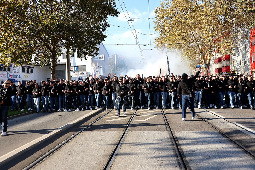 GAK - Sturm Graz
OEFB Cup, 3. Runde, Grazer AK 1902 - SK Sturm Graz, Stadion Liebenau Graz, 19.10.2022. 

Foto zeigt Fans von Sturm beim Corteo
