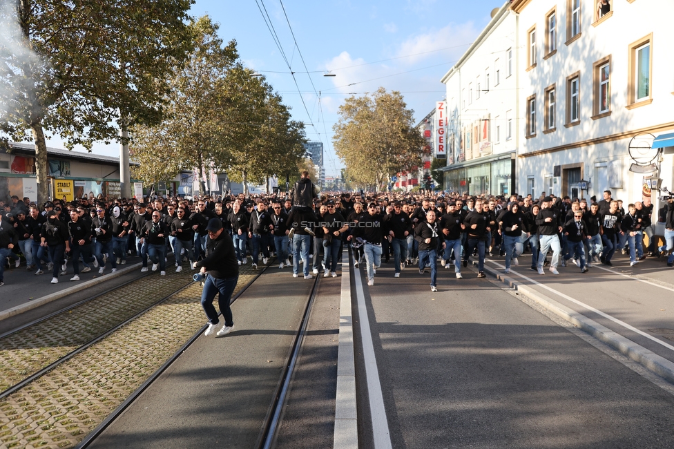 GAK - Sturm Graz
OEFB Cup, 3. Runde, Grazer AK 1902 - SK Sturm Graz, Stadion Liebenau Graz, 19.10.2022. 

Foto zeigt Fans von Sturm beim Corteo
