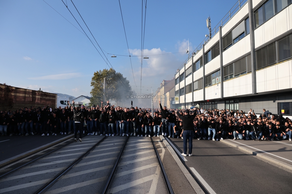 GAK - Sturm Graz
OEFB Cup, 3. Runde, Grazer AK 1902 - SK Sturm Graz, Stadion Liebenau Graz, 19.10.2022. 

Foto zeigt Fans von Sturm beim Corteo
