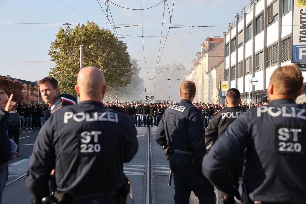 GAK - Sturm Graz
OEFB Cup, 3. Runde, Grazer AK 1902 - SK Sturm Graz, Stadion Liebenau Graz, 19.10.2022. 

Foto zeigt Fans von Sturm beim Corteo
