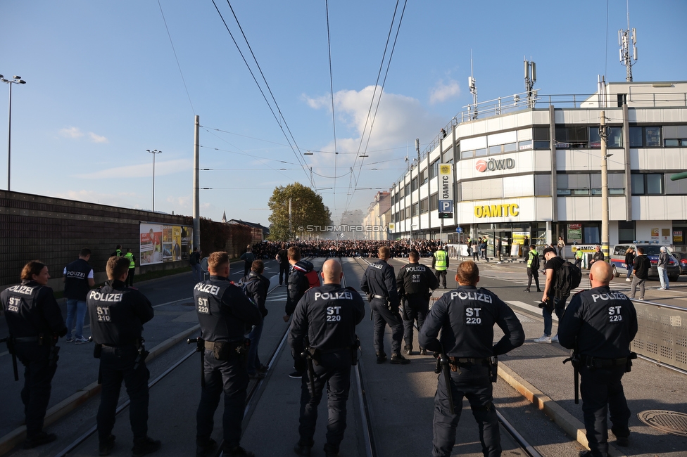 GAK - Sturm Graz
OEFB Cup, 3. Runde, Grazer AK 1902 - SK Sturm Graz, Stadion Liebenau Graz, 19.10.2022. 

Foto zeigt Fans von Sturm beim Corteo
