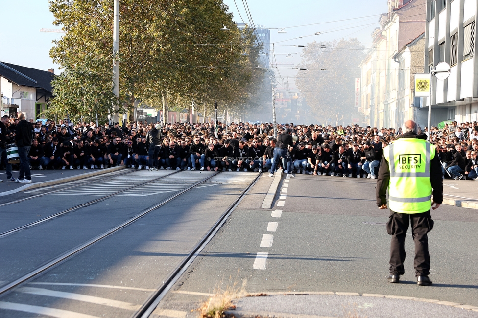 GAK - Sturm Graz
OEFB Cup, 3. Runde, Grazer AK 1902 - SK Sturm Graz, Stadion Liebenau Graz, 19.10.2022. 

Foto zeigt Fans von Sturm beim Corteo
