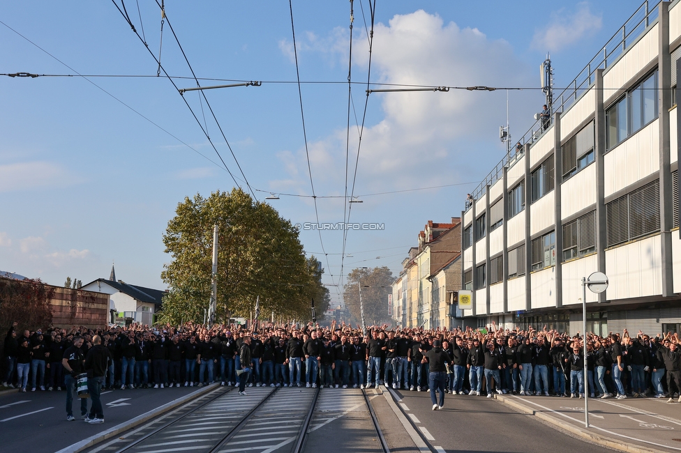 GAK - Sturm Graz
OEFB Cup, 3. Runde, Grazer AK 1902 - SK Sturm Graz, Stadion Liebenau Graz, 19.10.2022. 

Foto zeigt Fans von Sturm beim Corteo
