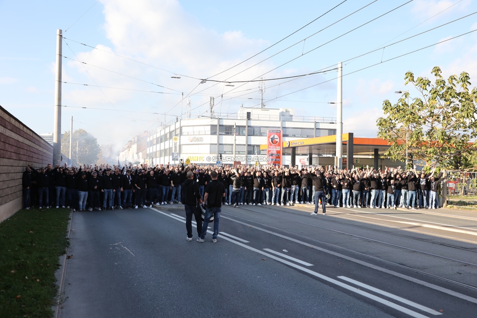 GAK - Sturm Graz
OEFB Cup, 3. Runde, Grazer AK 1902 - SK Sturm Graz, Stadion Liebenau Graz, 19.10.2022. 

Foto zeigt Fans von Sturm beim Corteo
