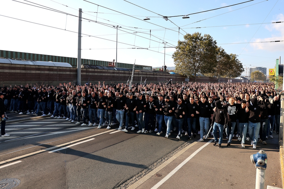 GAK - Sturm Graz
OEFB Cup, 3. Runde, Grazer AK 1902 - SK Sturm Graz, Stadion Liebenau Graz, 19.10.2022. 

Foto zeigt Fans von Sturm beim Corteo
