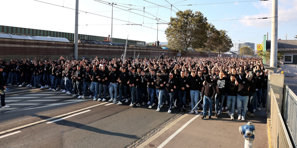 GAK - Sturm Graz
OEFB Cup, 3. Runde, Grazer AK 1902 - SK Sturm Graz, Stadion Liebenau Graz, 19.10.2022. 

Foto zeigt Fans von Sturm beim Corteo
