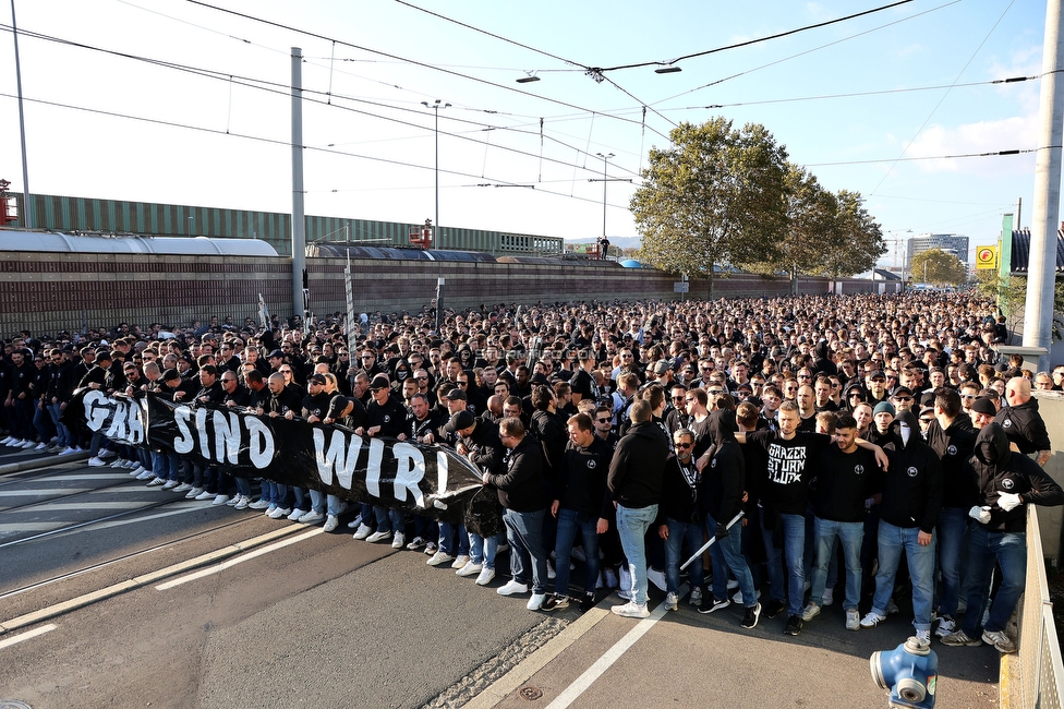 GAK - Sturm Graz
OEFB Cup, 3. Runde, Grazer AK 1902 - SK Sturm Graz, Stadion Liebenau Graz, 19.10.2022. 

Foto zeigt Fans von Sturm beim Corteo
