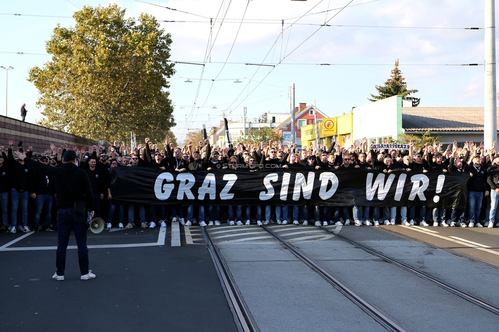 GAK - Sturm Graz
OEFB Cup, 3. Runde, Grazer AK 1902 - SK Sturm Graz, Stadion Liebenau Graz, 19.10.2022. 

Foto zeigt Fans von Sturm beim Corteo zum Stadion
