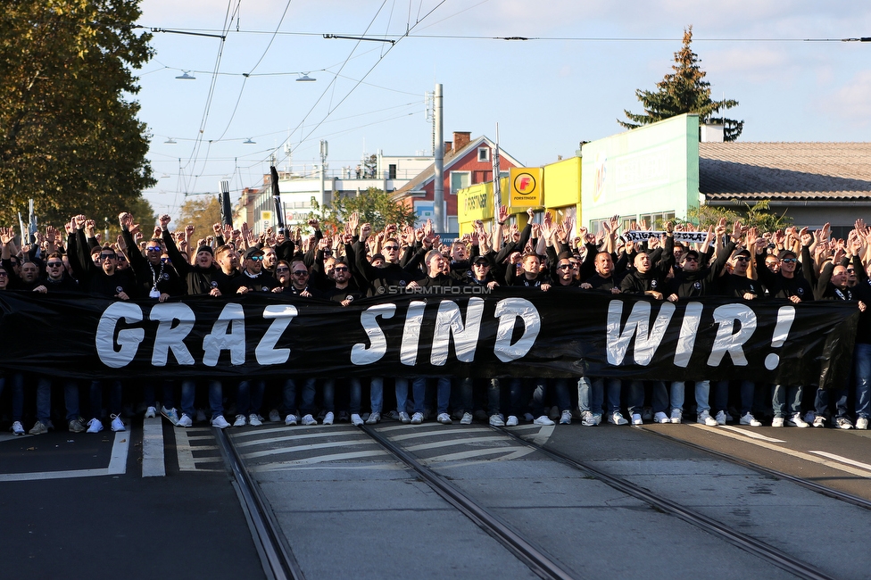 GAK - Sturm Graz
OEFB Cup, 3. Runde, Grazer AK 1902 - SK Sturm Graz, Stadion Liebenau Graz, 19.10.2022. 

Foto zeigt Fans von Sturm beim Corteo zum Stadion
