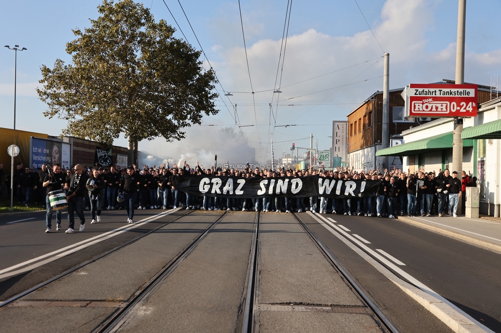 GAK - Sturm Graz
OEFB Cup, 3. Runde, Grazer AK 1902 - SK Sturm Graz, Stadion Liebenau Graz, 19.10.2022. 

Foto zeigt Fans von Sturm beim Corteo
