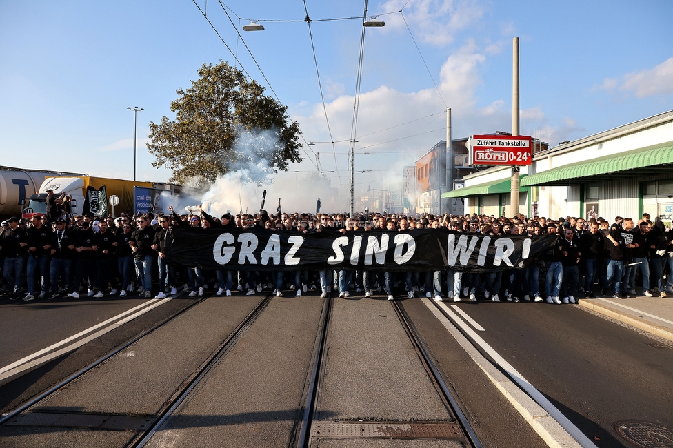 GAK - Sturm Graz
OEFB Cup, 3. Runde, Grazer AK 1902 - SK Sturm Graz, Stadion Liebenau Graz, 19.10.2022. 

Foto zeigt Fans von Sturm beim Corteo
