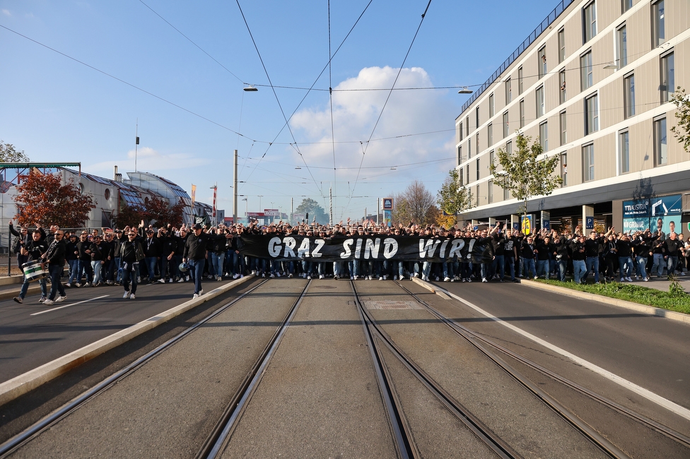 GAK - Sturm Graz
OEFB Cup, 3. Runde, Grazer AK 1902 - SK Sturm Graz, Stadion Liebenau Graz, 19.10.2022. 

Foto zeigt Fans von Sturm beim Corteo
