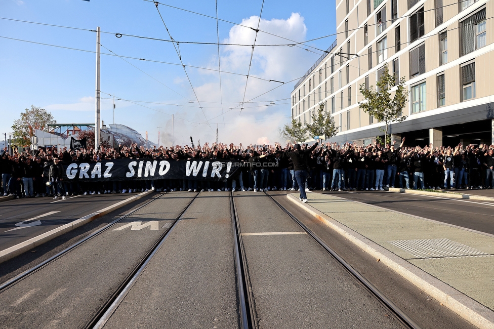 GAK - Sturm Graz
OEFB Cup, 3. Runde, Grazer AK 1902 - SK Sturm Graz, Stadion Liebenau Graz, 19.10.2022. 

Foto zeigt Fans von Sturm beim Corteo
