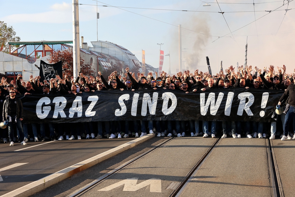 GAK - Sturm Graz
OEFB Cup, 3. Runde, Grazer AK 1902 - SK Sturm Graz, Stadion Liebenau Graz, 19.10.2022. 

Foto zeigt Fans von Sturm beim Corteo
