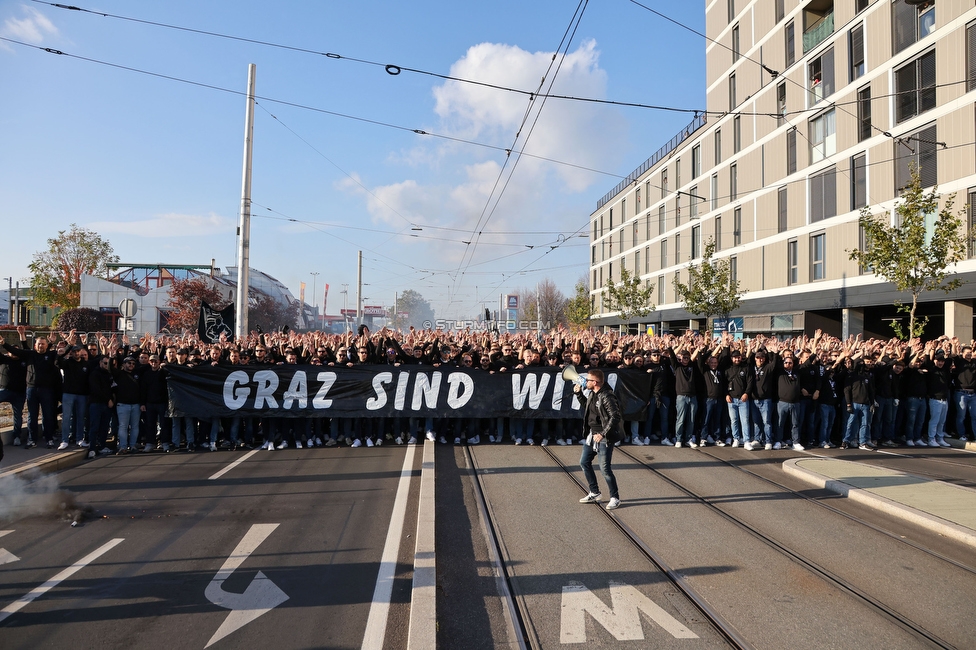 GAK - Sturm Graz
OEFB Cup, 3. Runde, Grazer AK 1902 - SK Sturm Graz, Stadion Liebenau Graz, 19.10.2022. 

Foto zeigt Fans von Sturm beim Corteo
