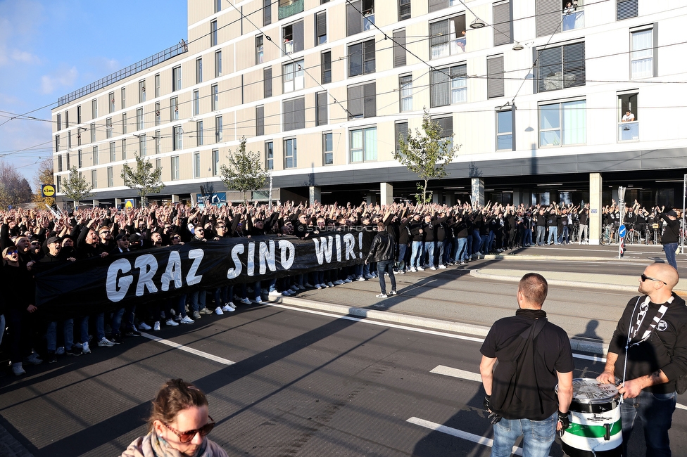 GAK - Sturm Graz
OEFB Cup, 3. Runde, Grazer AK 1902 - SK Sturm Graz, Stadion Liebenau Graz, 19.10.2022. 

Foto zeigt Fans von Sturm beim Corteo
